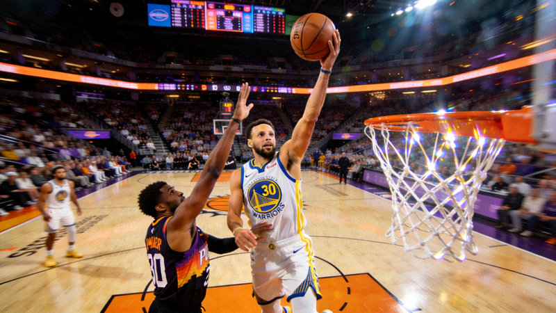 NBA金州勇士对阵菲尼克斯太阳直播画面,球员三分出手瞬间