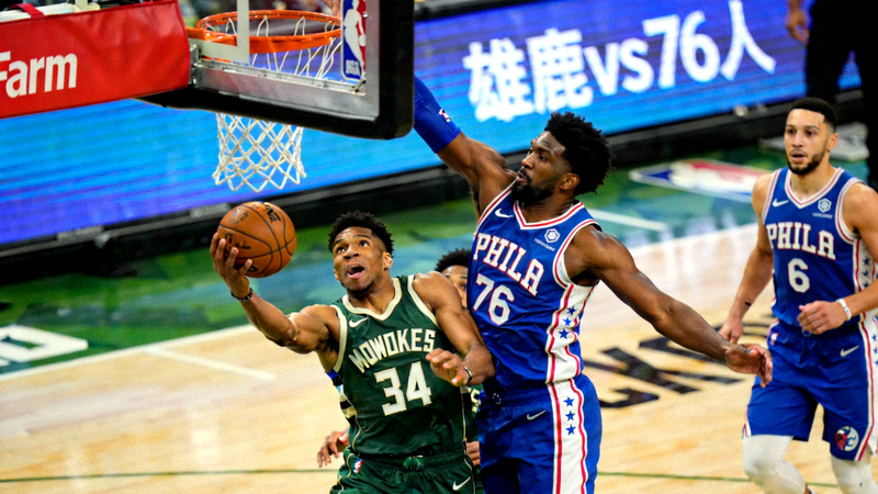 NBA密尔沃基雄鹿对阵费城76人直播画面,篮下强攻对抗激烈